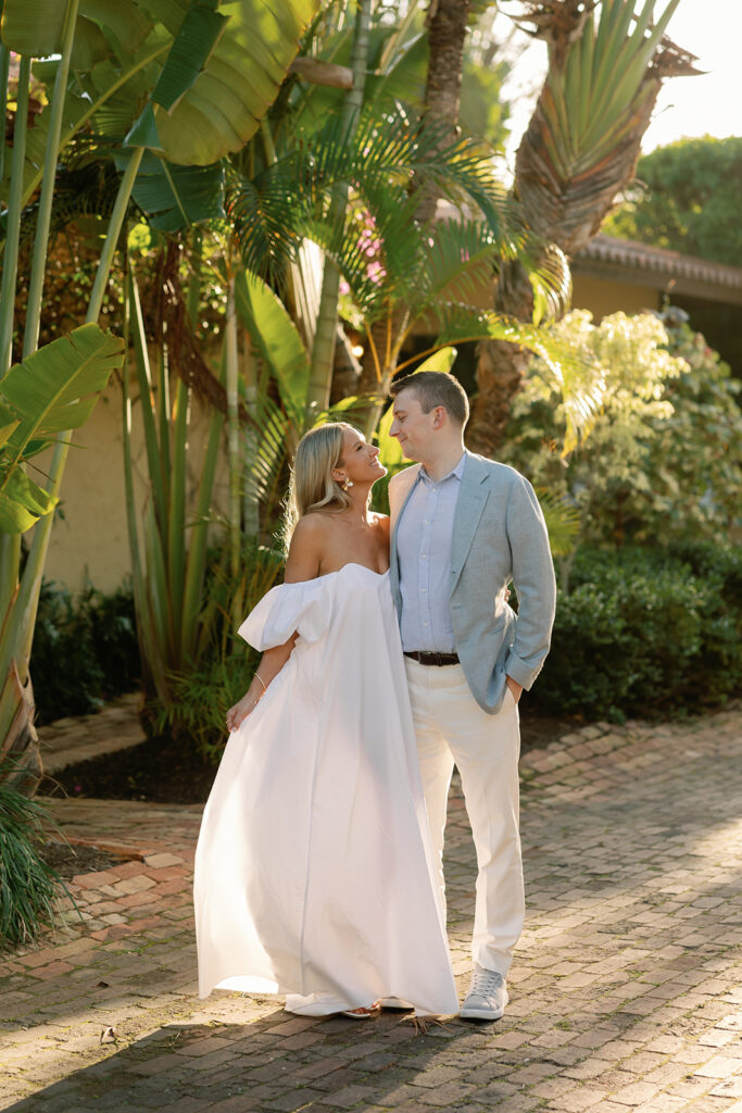 engagement session to show what to wear for engagement photos