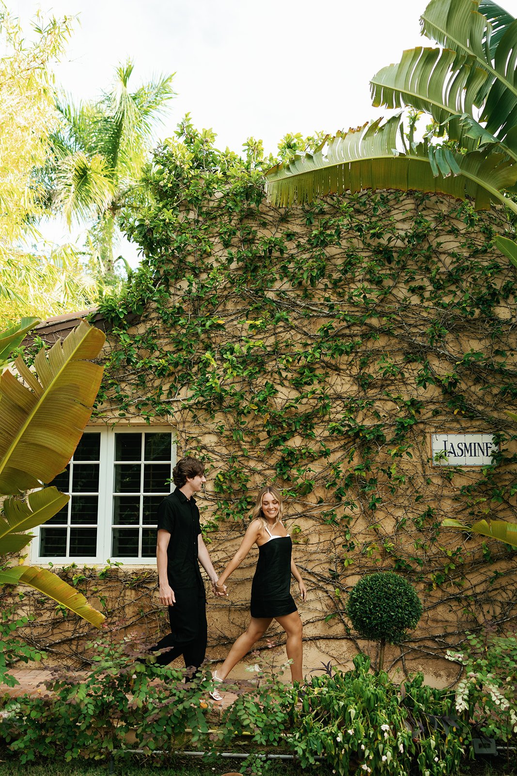 What to do in southwest florida | Engagement photos in the shopping district of Southwest Florida