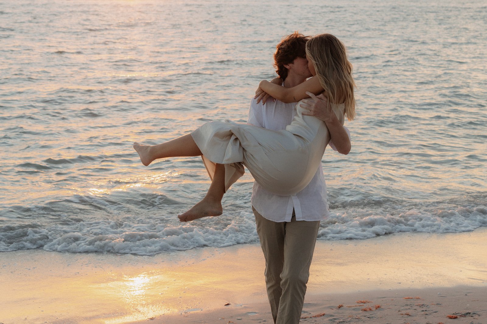 Fun things to do in Southwest Florida | A couple enjoying the beaches in Southwest Florida
