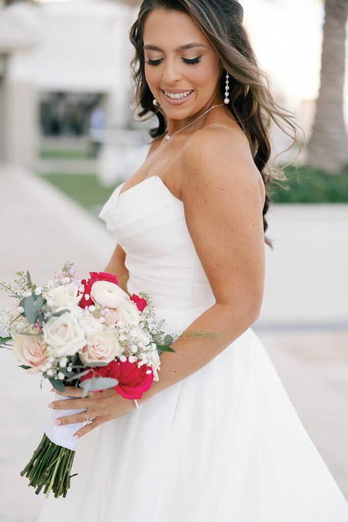 fort lauderdale marriott harbor beach resort & spa photos of a bride with her bouquet