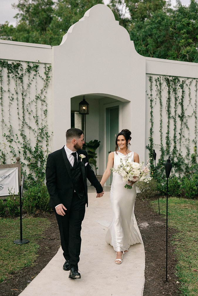 the bride and groom at the white trail club an outdoor wedding venue in south florida