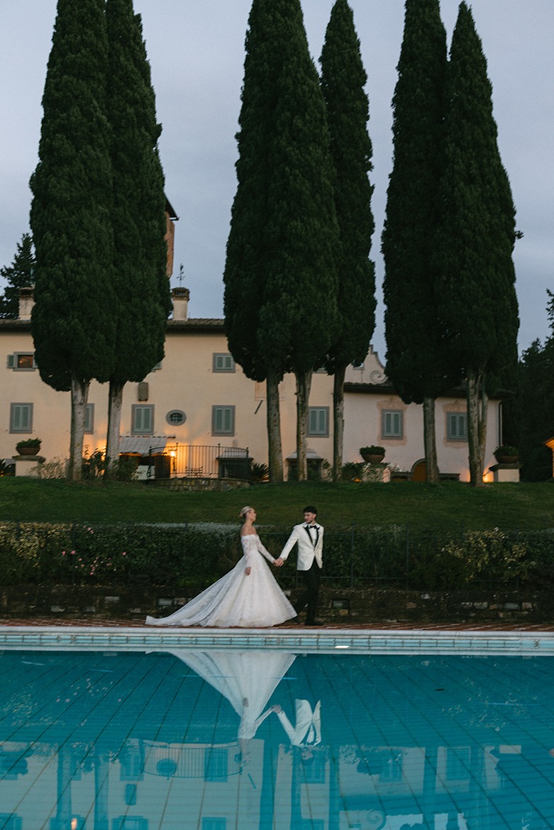 a photo of the bride and groom by the water captured by an destination wedding photographer in Italy