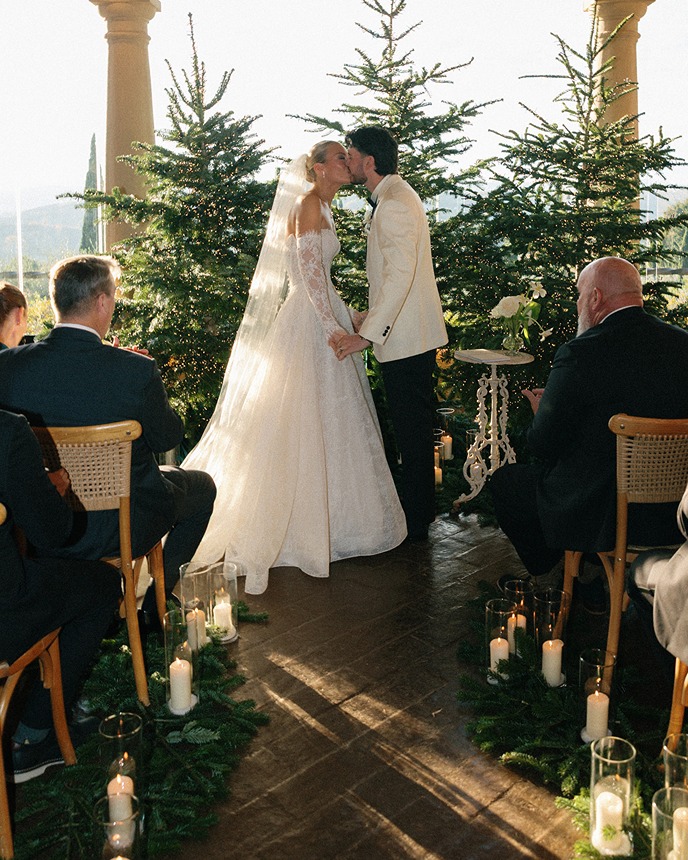 a destination wedding photographer Italy who got this photo of the bride and groom kissing 