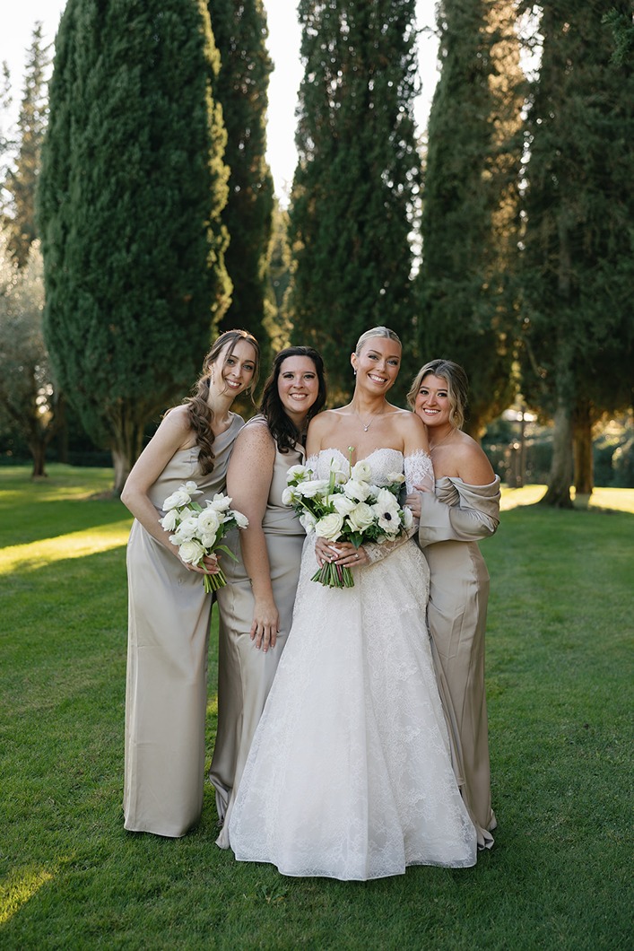 a photo of the bride with her bridesmaids taken by a destination wedding photographer italy