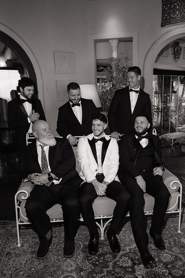 a photo of the groom with the groomsmen taken by a destination wedding italian photographer