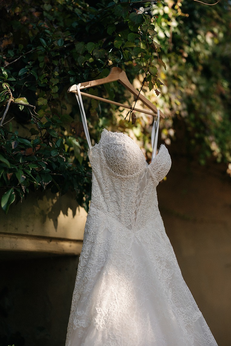 the brides dress at antica fattoria di paterno