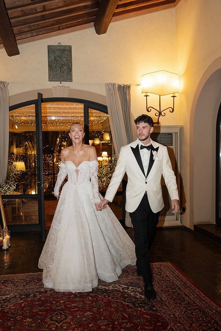 ​best wedding videographer italy couples love captures the bride and groom walking out of the reception