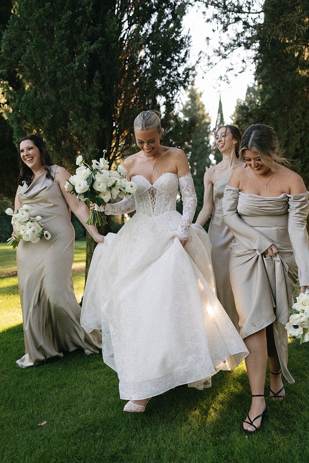 ​wedding videographer in italy captures the bride with her girls