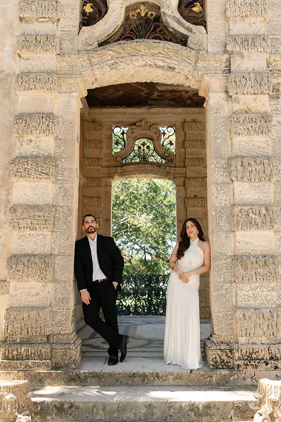 vizcaya museum photos of the couple in the archway