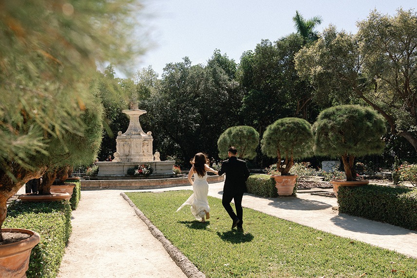 photos at vizcaya an engagement photo location miami couples love